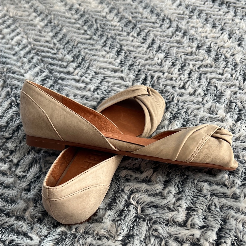 Women's Beige Open-Toe Flats NWOT - Picture 2 of 4